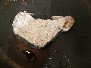 放入鳕鱼排小火煎制。