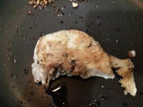 一面煎至金黄后翻面。