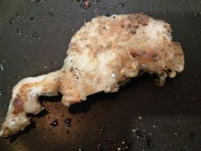 另一面也煎至金黄后，锅内挤入少许柠檬汁，稍微煎个两三秒就可以出锅了。