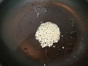 平底锅加少许橄榄油，放入蒜末小火炒至金黄色。