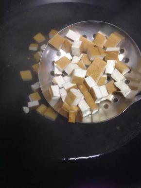 把切好的香干放入锅里焯水捞出控干待用。