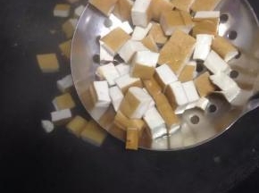 把切好的香干放入锅里焯水捞出控干待用。