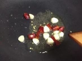 锅里放油，加入辣椒和蒜炒香