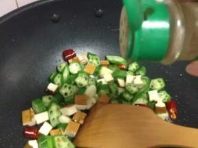 调入盐，胡椒粉，继续大火翻炒。