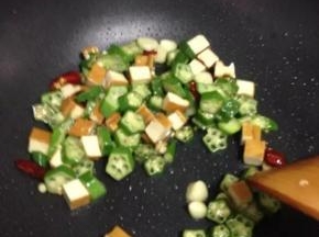 秋葵完全断生即可。