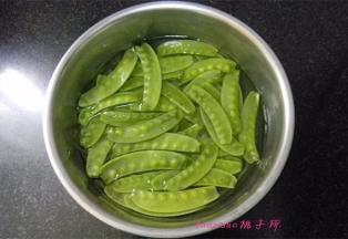 将荷兰豆掐去老筋，清洗干净；