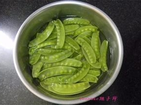 将荷兰豆掐去老筋，清洗干净；