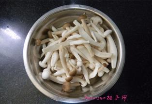 将鲜味菇用清水清洗干净；