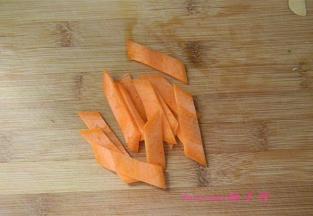 将胡萝卜去皮洗净斜刀切片；