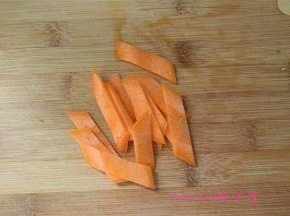 将胡萝卜去皮洗净斜刀切片；