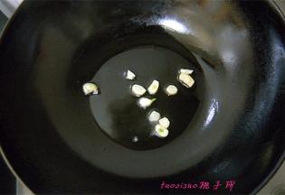炒锅里放入食用油，放入蒜瓣炒香；