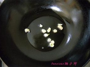 炒锅里放入食用油，放入蒜瓣炒香；