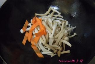 放入鲜味菇和胡萝卜片，煸炒；