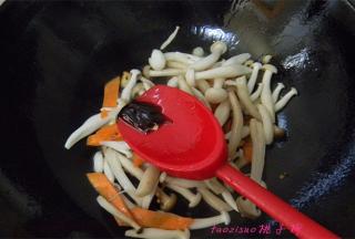 放入蚝油，翻炒均匀；