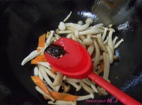 放入蚝油，翻炒均匀；