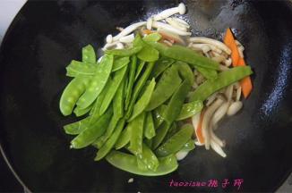 放入荷兰豆煸炒；