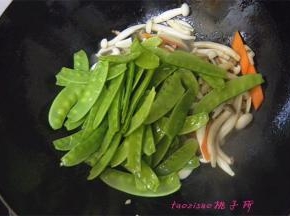 放入荷兰豆煸炒；