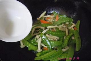 将淀粉放少许水调成水淀粉，淋入，翻炒均匀，放入食盐调味即可。