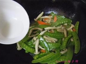 将淀粉放少许水调成水淀粉，淋入，翻炒均匀，放入食盐调味即可。