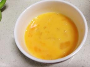 鸡蛋打到碗里拌匀