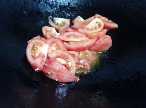 锅里加少许油，把切好的番茄下锅翻炒