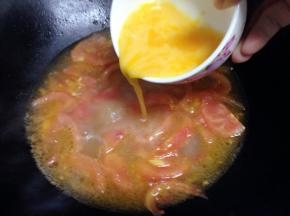 待煮开后，加入鸡蛋液