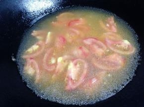 然后加入适量的汤水