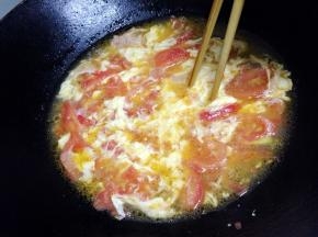 然后用筷子搅拌匀倒入的蛋液