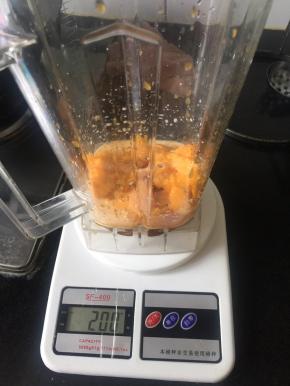 将芒果取果肉，我这里取了一个大芒果，大约167克果肉，余下的加牛奶，用破壁机打成果泥