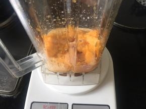 将芒果取果肉，我这里取了一个大芒果，大约167克果肉，余下的加牛奶，用破壁机打成果泥