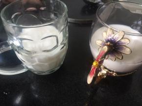 将酸奶布丁液倒入杯中，放入冰箱冷藏至少半小时，再进行下一步，我性子急，就等了一会，结果就是有一杯界限不是很好