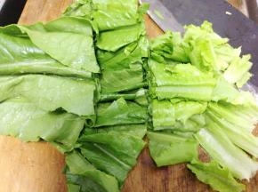 把麦菜清洗干净，然后用刀切段待用