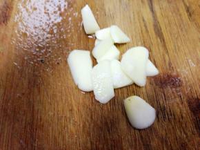 大蒜去皮切片