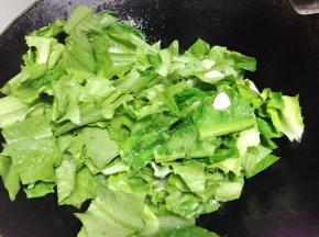 加入切好的麦菜翻炒