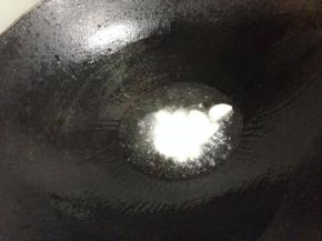 锅里倒入油把蒜爆香