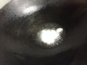 锅里倒入油把蒜爆香