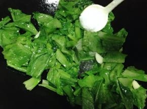 炒至微软加入适量的盐调味即可。