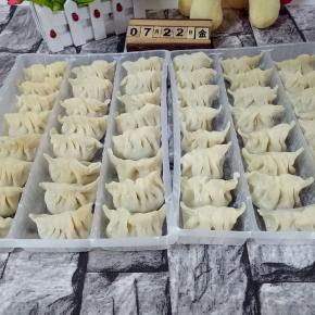 前几天包的饺子，放入冰箱浦东了，想吃的时候取出来，无论是煎，还是煮，都极好哒～
