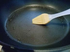 平底锅中刷上少许油。