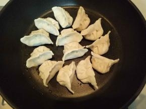 摆入速冻饺子，小火煎至。(速冻饺子无需解冻)
