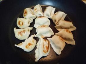 小火将饺子煎至两面金黄。