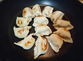 小火将饺子煎至两面金黄。