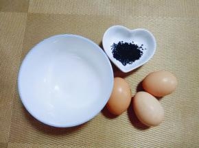 准备个大口碗，我用的草鸡蛋，比较小，所以用3只，(可以根据喜欢增减)