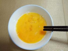 鸡蛋敲碗里，加入盐，十三香，用筷子打散。