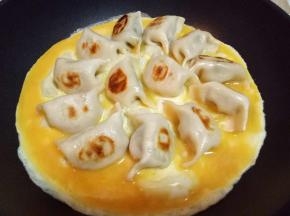 将打散的蛋液快速倒入锅中，小火煎至。