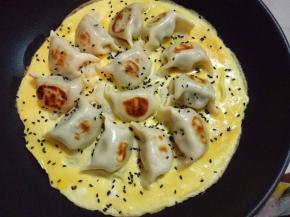 撒上熟黑芝麻，煎至蛋液凝固即可。