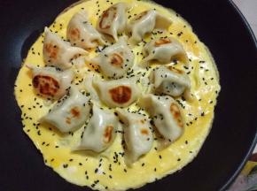 撒上熟黑芝麻，煎至蛋液凝固即可。