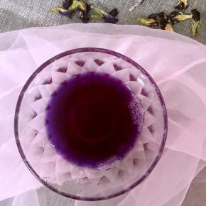 4.将一勺蜂蜜放入晾凉的蝶豆花液体中，搅拌均匀，这时液体变成紫色