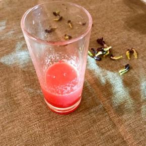 2.西瓜榨汁，取50克倒入杯里