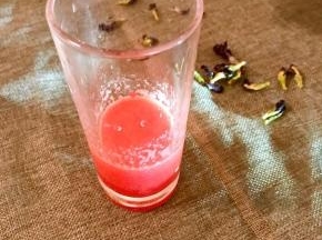 2.西瓜榨汁，取50克倒入杯里